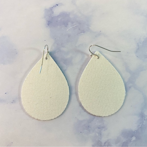 💕❤️Valentine hearts teardrop earrings. Vegan leather, lightweight, handmade. - Picture 4 of 4